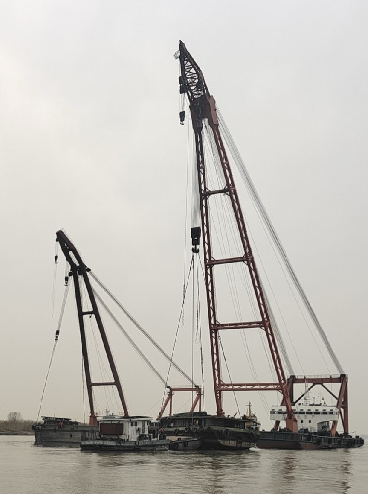 南京长江梅山水域“红航货56789”钢质货轮成功打捞
